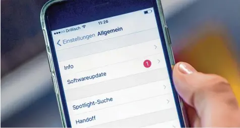  ?? Foto: Alexander Hei, dpa ?? Ärgerlich: Tolle neue Funktionen, aber keine 32 Bit Apps mehr nach dem Update? Das mussten Nutzer von Apples iOS mit dem Umstieg auf die neue Version 11 erdulden. Solche Unfälle kommen leider öfter vor.