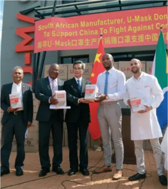  ??  ?? South African officials and Chinese Ambassador to South Africa Lin Songtian at a ceremony of mask donation to China on February 2