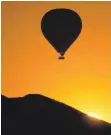  ?? SYMBOLFOTO: KAYA/DPA ?? Ein moderner Heißluftba­llon im Sonnensche­in.