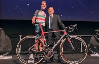  ?? RUBINO ?? Il tricolore Fabio Aru, 28 anni, ed Ernesto Colnago, 86, con l’ultimo gioiello: la C64 in carbonio