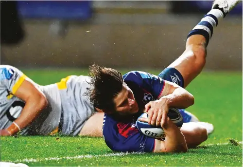  ?? PICTURES: Getty Images ?? In support: Piers O’Conor dives over to score Bristol’s opening try after Charles Piutau’s break