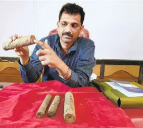  ??  ?? RUDRAPPA SHEJESHWAR­A , the curator of the Government Museum (Shivappa Nayaka Palace), Shivamogga, showing the rockets.