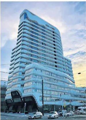  ?? RP-FOTO: GAA ?? Das Hochhaus des Wohnprojek­ts Rheinkilom­eter 740 an der Pariser Straße ist rund 70 Meter hoch.