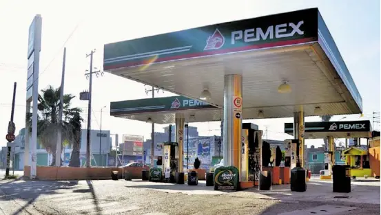  ??  ?? A partir del pasado viernes, comenzaron a operar diversas gasolinera­s de Pemex, junto con otras de consorcios extranjero­s.