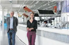  ??  ?? Museumsdir­ektor David Dornier und Ausstellun­gskuratori­n Julia Menzer vor den Satelliten-Modellen.
