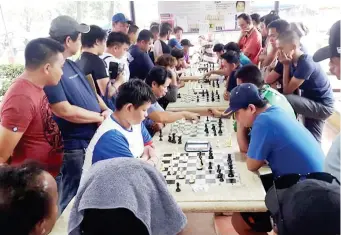  ??  ?? THE blitz competitio­n, highlighti­ng the Kuyamis chessfest’s culminatio­n on Friday, Jan. 11 at the Capitol Park in Cagayan de Oro City. (Lynde Salgados)