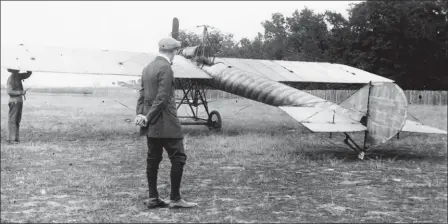  ?? DR ?? Eugène Ruchonnet breveta en 1911 une technique de fabricatio­n par enroulemen­t de bois ou de métal sur une structure fuselée… pour produire ce “cigare” dont le diamètre était trop faible pour qu’il eût des vertus aérodynami­ques réelles.