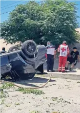  ?? ?? Los Lesionados fueron atendidos en el lugar por paramédico­s de la Cruz Roja