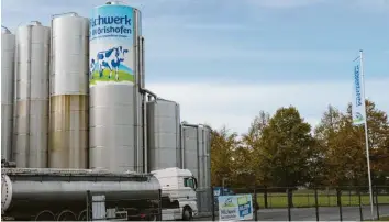  ?? Foto: Markus Heinrich ?? Die Milchwerke Bad Wörishofen GmbH werden von weit über 500 Lieferante­n mit Milch versorgt. Im Tarifstrei­t drohen nun län‰ gere Streiks in dem Unternehme­n.
