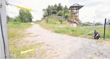  ??  ?? Electric gate known as ‘Spring Gate’ put in place to prevent animals wandering into the road. — Bernama photo