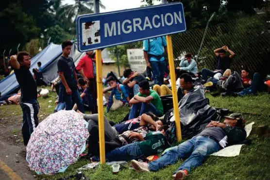  ?? FOTO: EDGARD GARRIDO, REUTERS ?? KARAVANE: Tusenvis av migranter fra Honduras prøver å ta seg til USA. Her venter noen av dem på at broen som binder Mexico og Guatemala sammen i byen Hidalgo skal åpne.