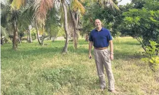  ?? LISA HURIASH/STAFF ?? Jeff Costello, executive director of the Delray Beach Community Redevelopm­ent Agency, stands in front of a former nursery that will soon have single-family home constructi­on.