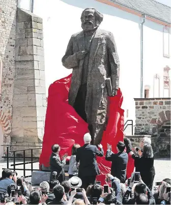  ?? Nadživotní bronzovou sochu Karla Marxe věnovalo Trevíru vedení Komunistic­ké strany Číny. Monument vážící přes dvě tuny, který byl odhalen v sobotu, je dílem respektova­ného čínského umělce Wu Wej-šana. FOTO REUTERS ?? 4,4 metru bronzu.