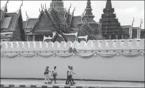  ?? ZHANG KEREN / XINHUA ?? Top: Visitors stroll outside the Grand Palace in Bangkok, Thailand.