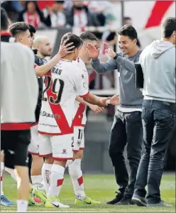  ??  ?? ALEGRÍA. Míchel celebra con sus jugadores el triunfo ante el Lugo.