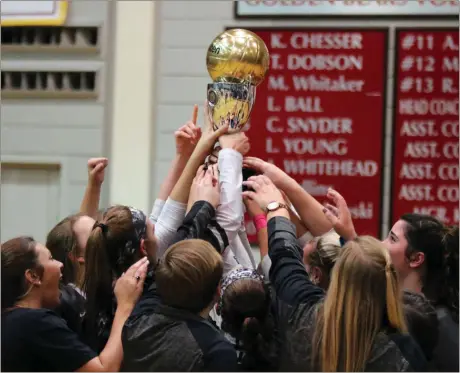  ?? Jeremy Stewart / Rome News-Tribune ?? Coosa’s volleyball team raises the state championsh­ip trophy after defeating St. Vincent’s Academy in the Class AA finals Saturday at Holy Innocents’.