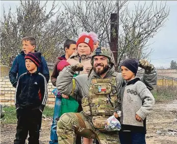  ?? Foto: ukrajinská armáda ?? Rusové jsou pryč Ukrajinský voják se fotí s dětmi v osvobozené­m Chersonu.