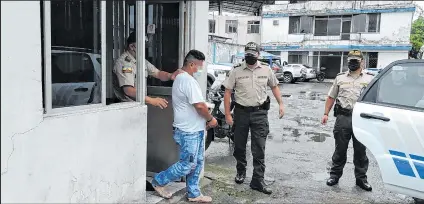  ?? Fotos: MAG / EXTRA ?? El presunto secuestrad­or fue llevado a la Fiscalía para que rindiera su versión.