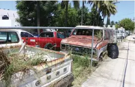  ?? YAZMÍN SÁNCHEZ ?? Patios de la dependenci­a lucen llenos de maleza y autos chatarra.