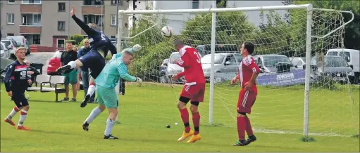  ?? Photos and match report: Derek Black ?? Dene Cassells comes close with this header during the second half of last Saturday’s pre-season friendly with East Kilbride.