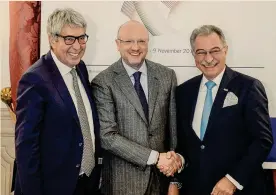  ??  ?? Bolzano. Vincenzo Boccia con Dieter Kempf (a destra) e Federico Giudiceand­rea, presidente di Assoimpren­ditori Alto Adige