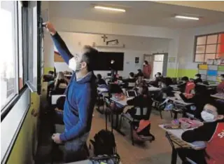  ?? VALERIO MERINO ?? Un maestro abre la ventana para ventilar un aula en Córdoba