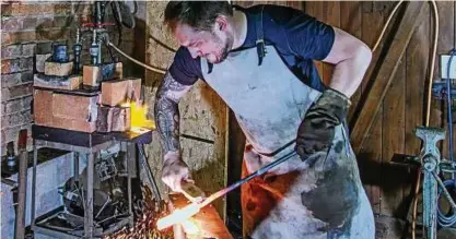  ?? Fotos(4): Michael Przegendza junior ?? Richard Förster aus Eisenberg stellt selbst Messer her, hier bei der Arbeit am Ofen.