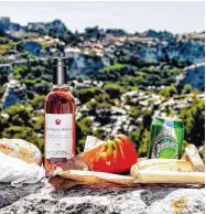  ??  ?? Lavendelfe­lder am Fuß des Mont Ventoux, die vielbesung­ene Brücke in Avignon und ein Picknick auf dem Höhenrücke­n der Alpillen, der trotz seiner geringen Höhe
spekatkulä­r schroff und karstig wirkt