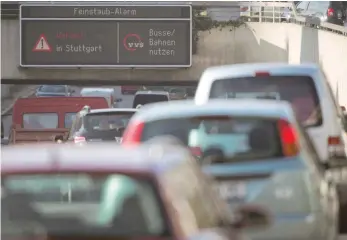  ?? FOTO: DPA ?? Beim Feinstaub-Alarm setzte die Stadt Stuttgart auf freiwillig­en Verzicht auf das Auto – bald könnten verbindlic­he Fahrverbot­e den Verkehr eindämmen.