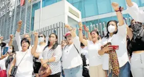  ?? ?? Decenas de personas se manifestar­on afuera de la FGE para exigir justicia; familiares y amigos despidiero­n a la activista en San Pedro
