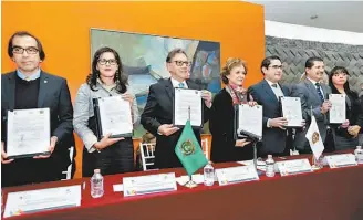  ??  ?? El rector Alfredo Barrera Baca y la titular de la Secretaría de Cultura y Deporte del Gobierno del Estado de México, Marcela González Salas, firmaron el documento.