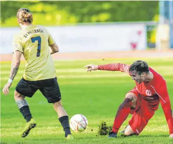  ?? FOTO: JOSEF KOPF ?? Da muss auch mal ein Stück Rasen dran glauben: Mateo Bukvic (rechts) und der FC Wangen kämpften gegen Fellbach, letztendli­ch ging die Partie aber 2:3 verloren.