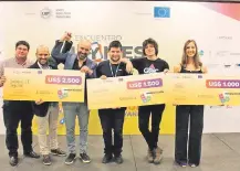  ??  ?? Emprendedo­res ganadores de los tres premios a la innovación.