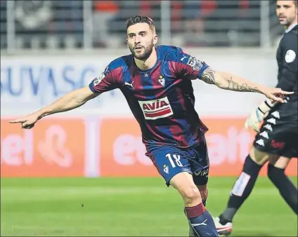  ?? FOTO: LUIS MARI UNCITI ?? Borja Bastón celebra uno de los 18 goles que marcó con el Eibar la pasada temporada