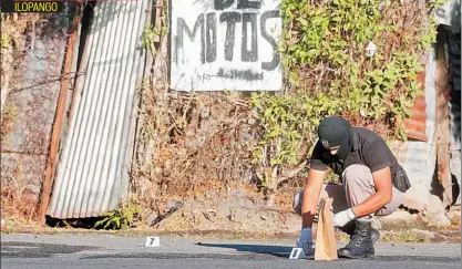  ??  ?? ILOPANGO DOS HOMBRES FUERON ASESINADOS EN LA COLONIA SAN FELIPE, DE ILOPANGO. LOS FALLECIDOS NO PORTABAN NINGÚN DOCUMENTO.