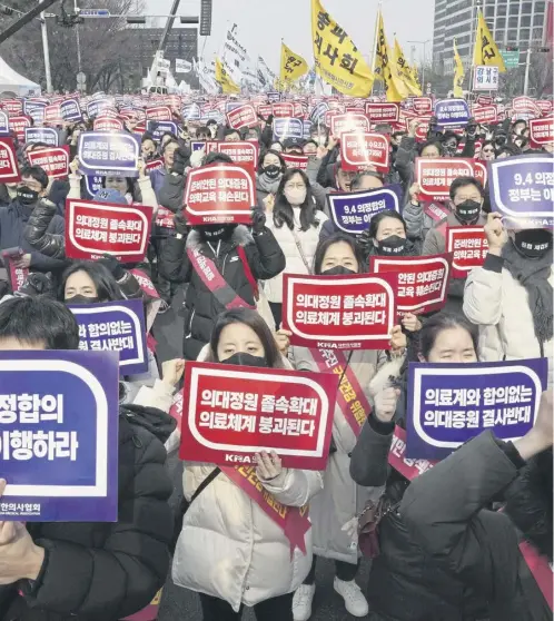  ?? ?? Doctors stage a rally against the government's medical policy in Seoul, South Korea, yesterday, above; The government today planned to suspend the medical licences of nearly 9,000 medics for walking out, inset