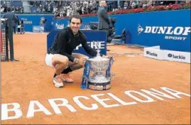  ??  ?? Rafa Nadal posa junto a su undécimo trofeo del Godó.