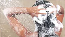  ??  ?? SEGURO. Evitar lavarse con agua muy caliente, pues se eleva la producción de grasa o irrita el cuero cabelludo.