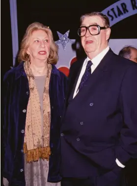  ?? Michelson / Tribune News Service 1997 ?? Liz Sheridan (left) and Barney Martin played Jerry Seinfeld’s parents on the “Seinfeld” sitcom. Sheridan died Friday at 93. Martin died in 2005 at 82.