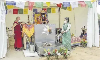  ?? JOSÉ PEDRO JIMÉNEZ ?? Ceremonia de los monjes budistas para bendecir el terreno sobre el que se asentará el proyecto.