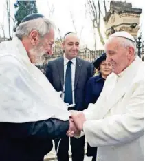  ?? TOMADO DE ACIPRENSA.COM ?? ► El papa Francisco (d), líder de la Iglesia católica, durante un saludo con Riccardo Di Segni, el gran rabino de Roma.