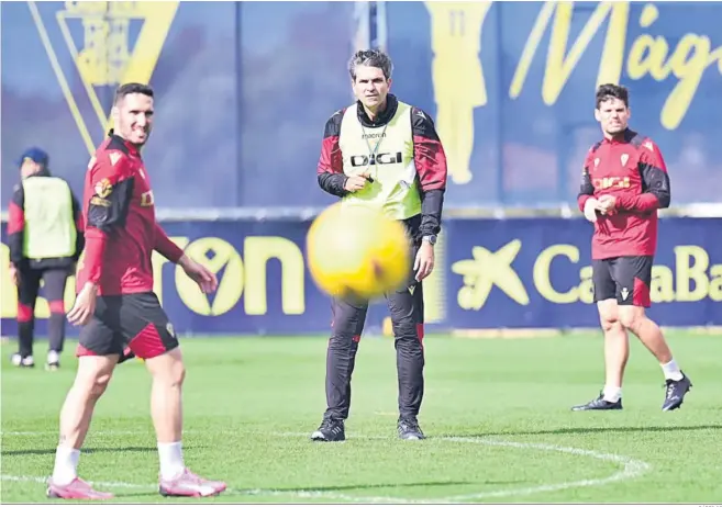  ?? CÁDIZ CF ?? Joseba Zaldua, Mauricio Pellegrino y Jorge Meré, atentos a un balón en el aire.