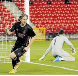  ?? Jon Nazca / Reuters ?? Luka Modric, después de marcar el primer tanto del Madrid.