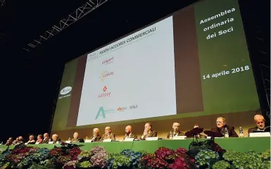  ??  ?? L’assemblea dei soci al Gran teatro Morato: il bilancio annuale è stato approvato con soli 40 contrati sui 1.593 soci presenti. La mattinata si è conclusa con il rinnovo del Collegio sindacale della banca e con l’elezione di tre nuovi componenti del...