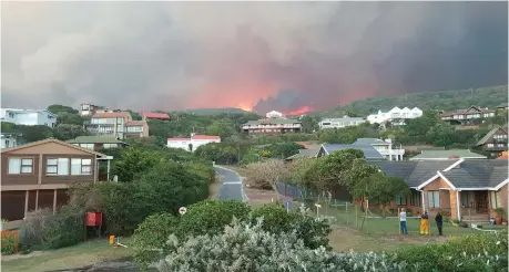  ?? Photo: Julie Jefferys ?? The glow of the fire above Brenton on Sea on 7 June just before evacuation. Ninety-two houses there were damaged or destroyed.