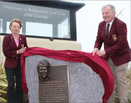  ??  ?? Lady Captain Nora Quaid and Captain Tom Wall unveil the plaque to Tom Watson at Ballybunio­n