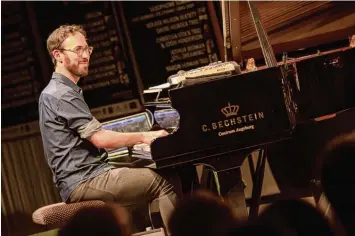  ?? Foto: Herbert Heim ?? Der Jazzpianis­t Yaron Herman war am Mittwoch beim letzten großen Konzert des Jazzsommer­s im Botanische­n Garten zu hören. Er spielte mit seinem Trio im Glashaus.