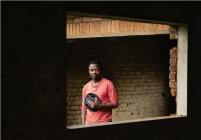  ?? FOTO: TUUKKA YLöNEN ?? Flyktingen Charles Nyakarashi vill besöka sitt hemland Kongo-Kinshasa men när resan ställs in finns bara minnena kvar.