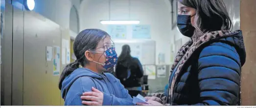  ?? JULIO GONZÁLEZ ?? Una niña en un centro de salud de Cádiz después de recibir la vacuna frente al coronaviru­s.