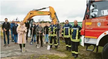  ?? Foto: Andreas Schopf ?? An der Ecke Günzburger Straße/Industries­traße laufen die Arbeiten für das Gerätehaus. Beim Spatenstic­h waren unter anderem Bürgermeis­terin Miriam Gruß (vorne links) und Kommandant Michael Wohlhüter (vierter von rechts).